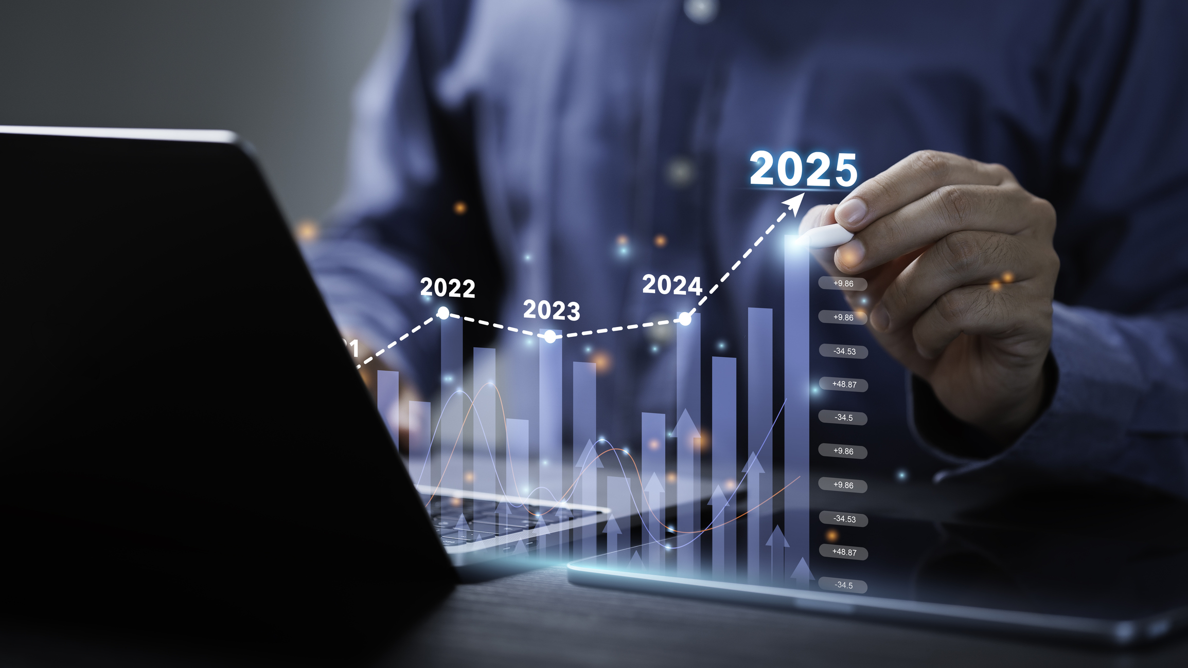 Businessman analyzes the graph of trend market growth in 2025 and plans business growth and profit increase in the year 2025. plan finances of the business BOLETÍN FISCAL
